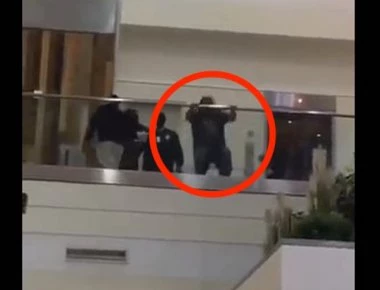 Βίντεο: Άνδρας βούτηξε στο κενό όταν του είπαν ότι θα απελαθεί στην Νιγηρία!